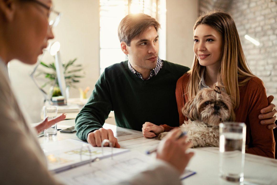 De ce sa lucrezi cu agentiile imobiliare pentru a-ti achizitiona o casa?