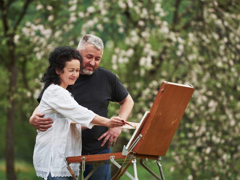 Există facilități pentru activități artistice sau muzicale intr-un camin de batrani?