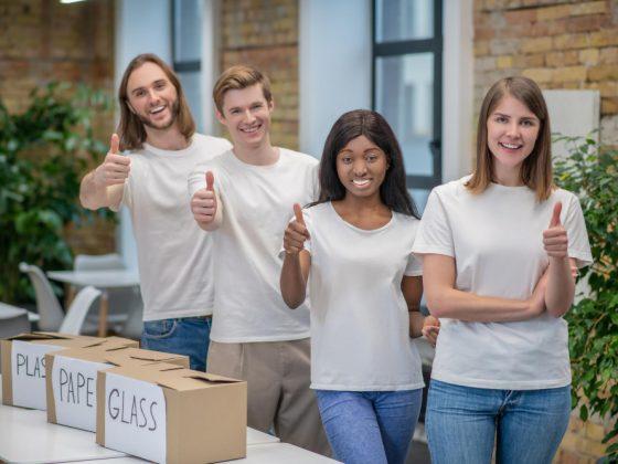 Pot personaliza tricouri pentru un grup de prieteni?