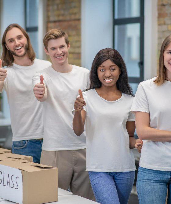 Pot personaliza tricouri pentru un grup de prieteni?