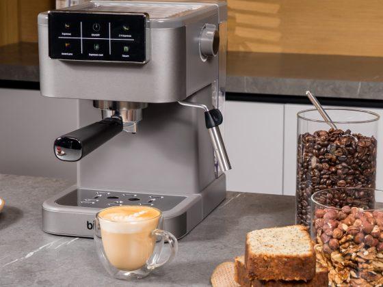 Espressor pentru birou și HoReCa, cu o cafea cappuccino și boabe de cafea